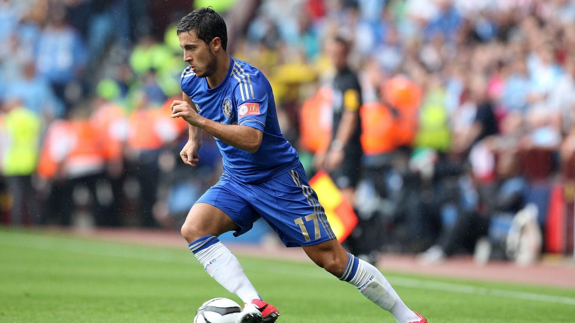 世界杯中国队迎战 球迷激情点燃全场，世界杯赛中国队